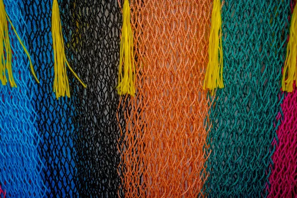 Couvertures mexicaines colorées à vendre au marché, Amérique latine, fond de tissu — Photo