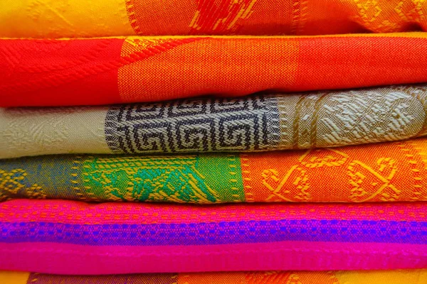Primo piano di coperte messicane colorate in vendita al mercato, America Latina, sfondo in tessuto — Foto Stock