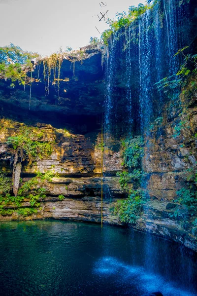 Ik-Kil Cenote cerca de Chichén Itzá, México. Precioso cenote con aguas turquesas transparentes y raíces colgantes — Foto de Stock