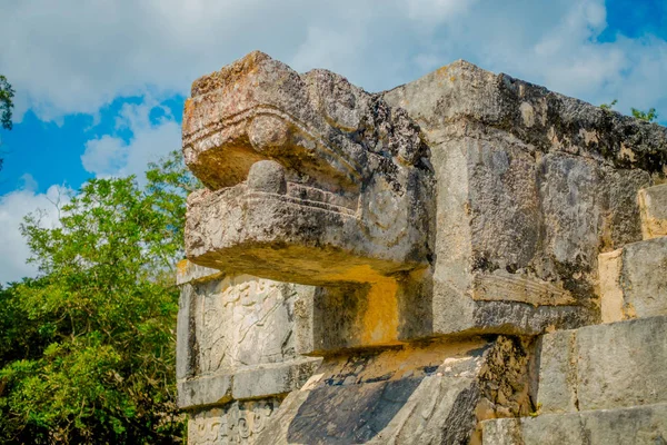 墨西哥尤卡坦半岛鸡察的蛇玛雅雕塑是墨西哥最受参观的考古遗址之一 — 图库照片