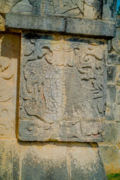 Krásné vyřezávané formy ve skále zadejte Chichén Itzá, navštívil jeden z nejvýznamnějších archeologických nalezišť v Mexiku — Stock fotografie