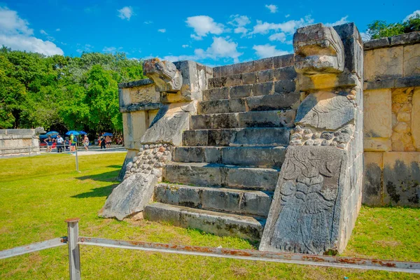Escultura Maya Serpiente en la ciudad de Chichén Itzá, Yucatán, México, uno de los sitios arqueológicos más visitados de México — Foto de Stock