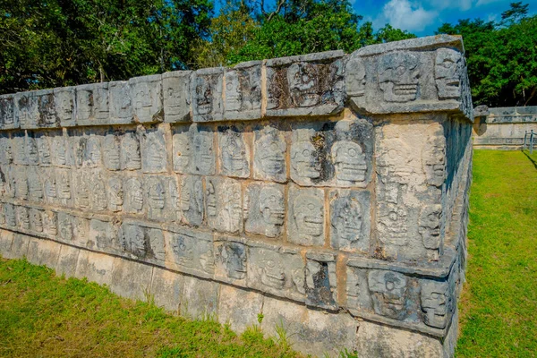 Hermosas formas talladas en la roca el ingreso del Chichén Itzá, uno de los yacimientos arqueológicos más visitados de México — Foto de Stock