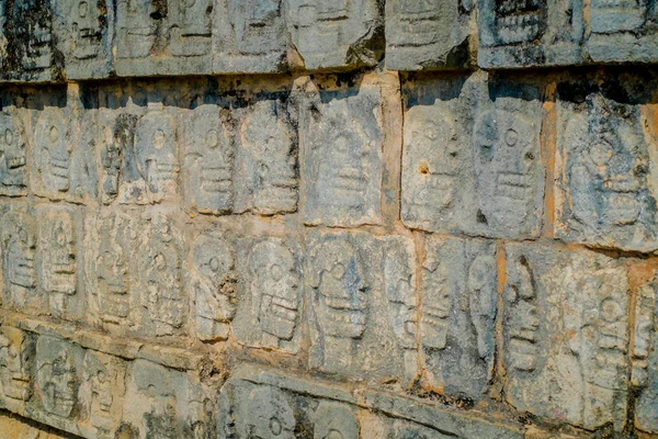 Nahaufnahme von in den Fels gehauenen Formen am Eingang der Chichen itza, einer der meistbesuchten archäologischen Stätten Mexikos — Stockfoto