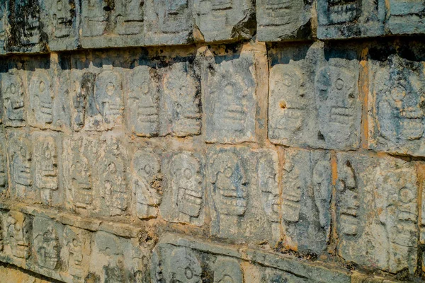 Zbliżenie na rzeźbionych form w skale wprowadź Chichen Itza, jeden z najczęściej odwiedzanych stanowisk archeologicznych w Meksyku — Zdjęcie stockowe