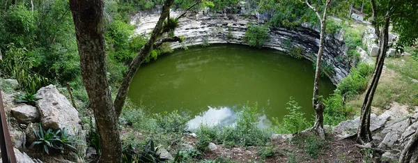 Panoramiczny widok Cenote Xtoloc w prekolumbijskiego miasta Chichén Itzá, Yucatan, Meksyk — Zdjęcie stockowe