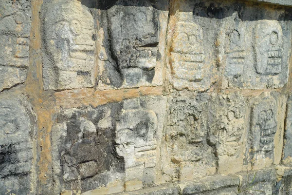 Primer plano de formas talladas en la roca la entrada del Chichén Itzá, uno de los yacimientos arqueológicos más visitados de México — Foto de Stock