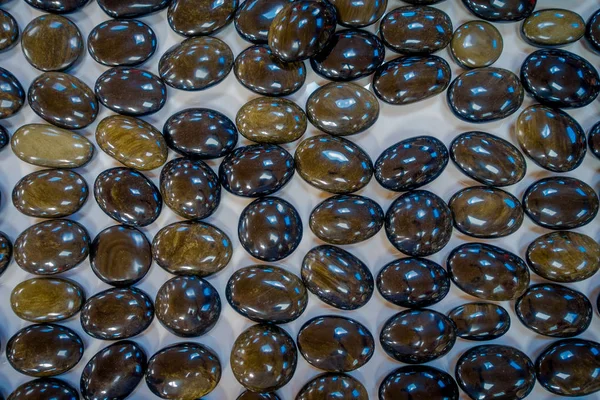 Primer plano de hermosa piedra mineral natural: gemas de obsidiana negra de México sobre una mesa dentro de una tienda de recuerdos —  Fotos de Stock