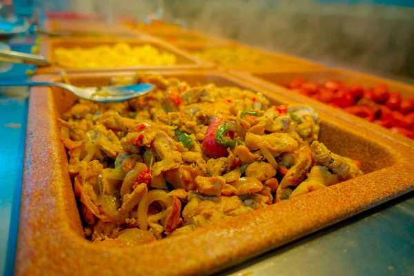 Délicieux plats à l'intérieur des plateaux en plastique servis au restaurant maya traditionnel, Playa del Carmen, Mexique — Photo