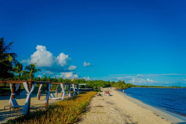 Vista esterna di belle capanne situate lungo la spiaggia a PLaya del Carmen al Mar dei Caraibi in Messico — Foto Stock