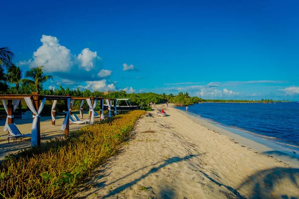 Vista al aire libre de hermosas cabañas ubicadas a lo largo de la playa en PLaya del Carmen en el Mar Caribe en México — Foto de Stock