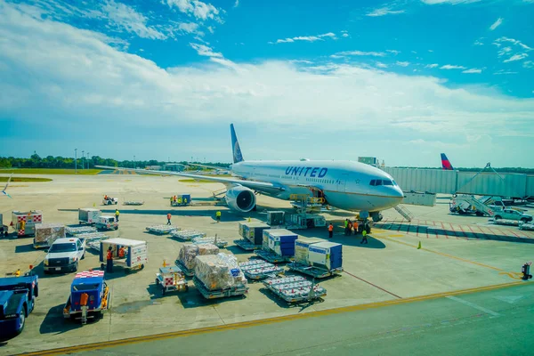 CANCUN, MÉXICO - 12 DE NOVIEMBRE DE 2017: Aviones en la pista del Aeropuerto Internacional de Cancún en México. Aeropuerto se encuentra en la costa caribeña de la península de Yucatán, su segundo aeropuerto más concurrido en — Foto de Stock