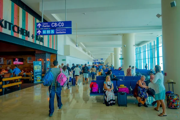 CANCUN, MÉXICO - 12 DE NOVIEMBRE DE 2017: Personas no identificadas caminando y esperando en las sillas ubicadas en el Aeropuerto Internacional Interior de Cancún, México — Foto de Stock