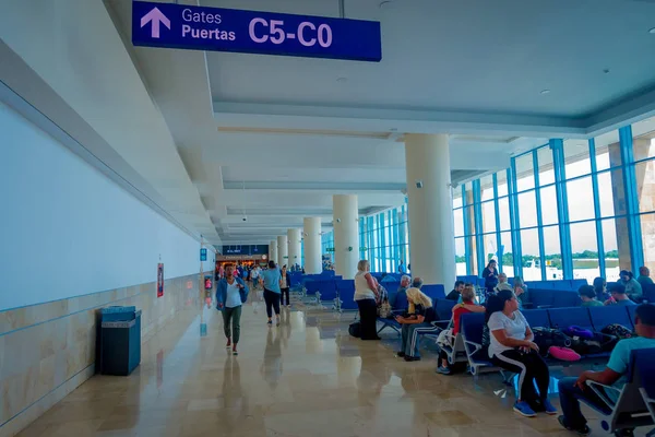 CANCUN, MÉXICO - 12 DE NOVIEMBRE DE 2017: Personas no identificadas esperando en las sillas ubicadas en el Aeropuerto Internacional Interior de Cancún, México — Foto de Stock
