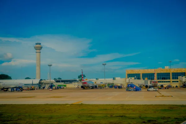 칸쿤, 멕시코-11 월 12 일, 2017: 아름 다운 야외 보기 비행기의 멕시코의 칸쿤 국제공항의 활주로에 공항 유카탄 반도, 카리브 해에 있는 그것의 — 스톡 사진