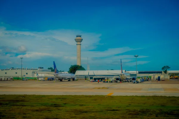 CANCUN, MÉXICO - 12 DE NOVIEMBRE DE 2017: Hermosa vista al aire libre de los aviones en la pista del Aeropuerto Internacional de Cancún en México. Aeropuerto se encuentra en la costa caribeña de la península de Yucatán, su — Foto de Stock