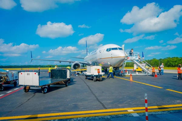 COZUMEL, MÉXICO - 12 DE NOVIEMBRE DE 2017: Personas no identificadas aterrizan desde el avión en la pista del Aeropuerto Internacional de Cozumel en México — Foto de Stock