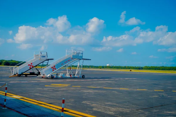 COZUMEL, MÉXICO - 12 DE NOVIEMBRE DE 2017: Vista exterior de dos escaleras de embarque ubicadas en la pista del Aeropuerto Internacional de Cozumel en México — Foto de Stock