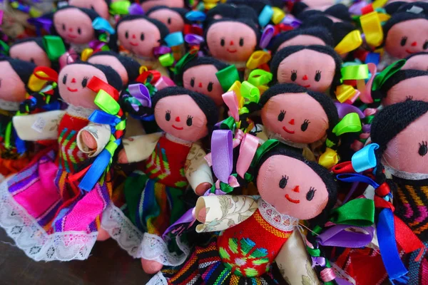 Chichen Itza, Mexico - 12 November 2017: Close-up van mooie handgemaakte poppen, verkocht als souvenir in de winkel van een ambachtslieden — Stockfoto