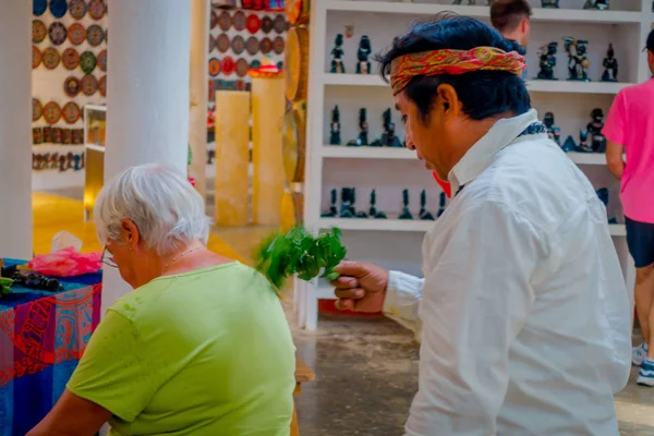 Chichén-Itzá, Mexikó - 2017. November 12.: Zár-megjelöl-ból indiai chaman növények segítségével gyógyítani egy öregasszony, belsejében egy boltban, Mexikóban, spiritizmus — Stock Fotó