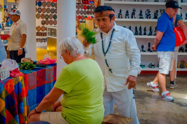 CHICHEN ITZA, MÉXICO - 12 DE NOVIEMBRE DE 2017: Vista interior del chamán indio usando plantas para curar a una anciana dentro de una tienda en México, el espiritismo — Foto de Stock