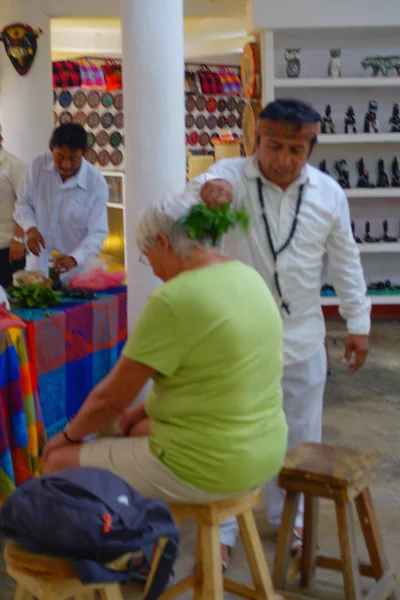 CHICHEN ITZA, MÉXICO - NOVEMBRO 12, 2017: Vista interior do indiano chaman usando plantas para curar uma mulher idosa dentro de uma loja no México, espiritismo — Fotografia de Stock