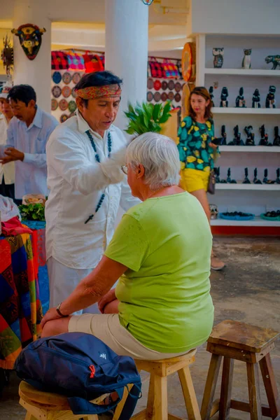 Chichén Itzá, Meksyk - 12 listopada 2017: Kryty widok chaman za pomocą roślin leczyć chorych ludzi wewnątrz sklepu w Meksyku — Zdjęcie stockowe
