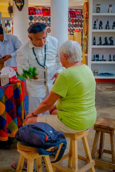 Chichén Itzá, Meksyk - 12 listopada 2017: Kryty widok Indian chaman za pomocą roślin leczyć chorych ludzi wewnątrz sklepu w Meksyku — Zdjęcie stockowe