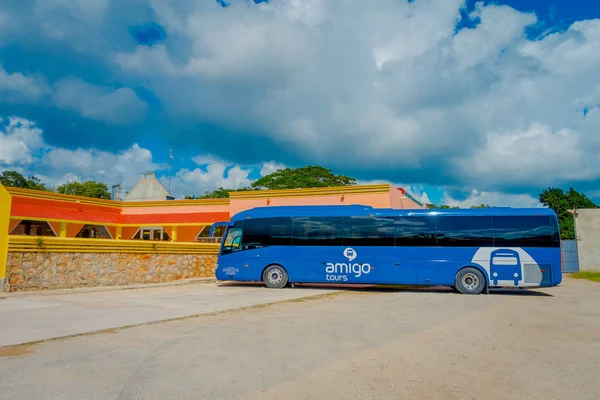 CHICHEN ITZA, MEXIQUE - 12 NOVEMBRE 2017 : Vue extérieure d'un énorme bus bleu de touristes stationné dans un parking près d'un magasin de souvenirs dans la ville de Chichen Itza — Photo