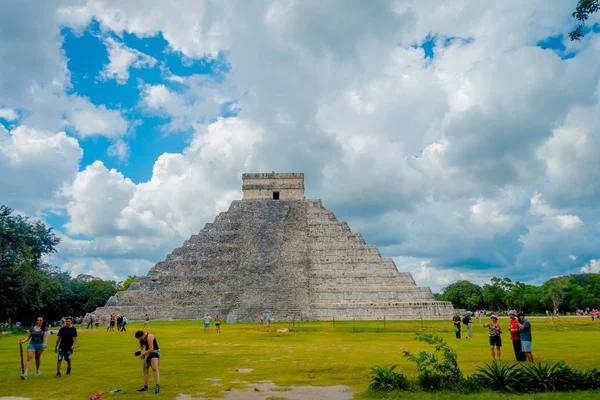CHICHEN ITZA, MÉXICO - 12 DE NOVIEMBRE DE 2017: Personas no identificadas tomando fotos de Chichén Itzá, uno de los sitios arqueológicos más visitados en México. Alrededor de 1,2 millones de turistas visitan las ruinas cada — Foto de Stock