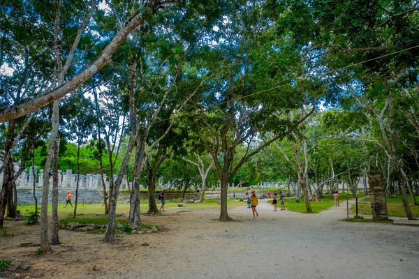 CHICHEN ITZA, MÉXICO - NOVEMBRO 12, 2017: Pessoas não identificadas andando ao ar livre na floresta perto das ruínas de Chichen Itza Mayan no México — Fotografia de Stock