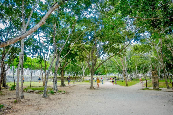 CHICHEN ITZA, MÉXICO - 12 DE NOVIEMBRE DE 2017: Personas no identificadas caminando al aire libre en el bosque cerca de las ruinas mayas de Chichén Itzá en México —  Fotos de Stock