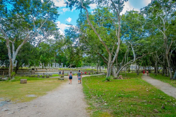 CHICHEN ITZA, MÉXICO - NOVEMBRO 12, 2017: Pessoas não identificadas andando ao ar livre na floresta perto das ruínas de Chichen Itza Mayan no México — Fotografia de Stock