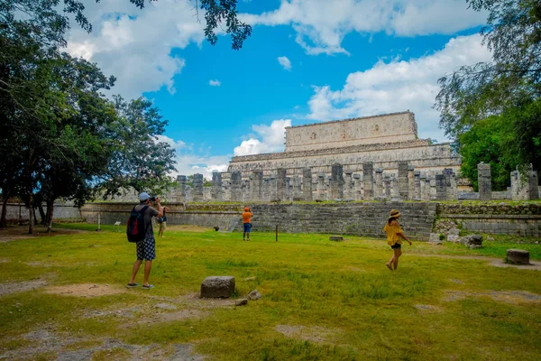 Chichén-Itzá, Mexikó - 2017. November 12.: Gyönyörű szabadtéri kilátással az ismeretlen emberek séta, Chichén Itza maja romok, Mexikó — Stock Fotó