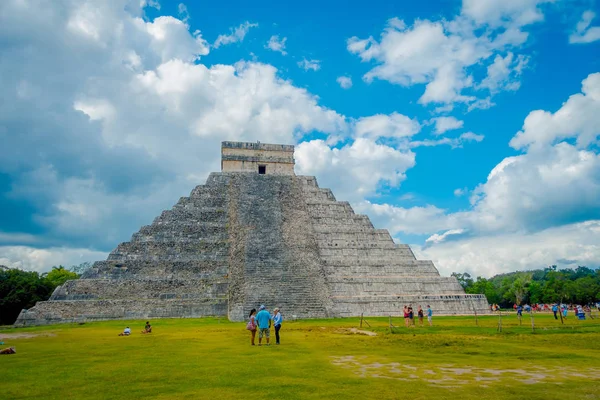 CHICHEN ITZA, MEXICO - NOVEMBER 12, 2017: Tourists enjoying the beautiful day in Chichen Itza, one of the most visited archaeological sites in Mexico. About 1.2 million tourists visit the ruins every — Stock Photo, Image