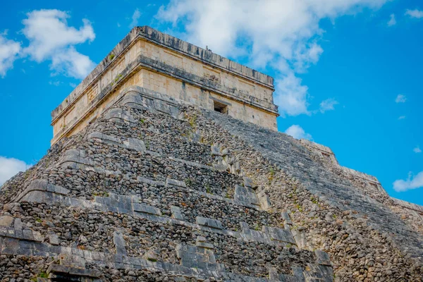 CHICHEN ITZA, MESSICO - 12 NOVEMBRE 2017: Veduta esterna di Chichen Itza, uno dei siti archeologici più visitati del Messico. Circa 1,2 milioni di turisti visitano le rovine ogni anno — Foto Stock