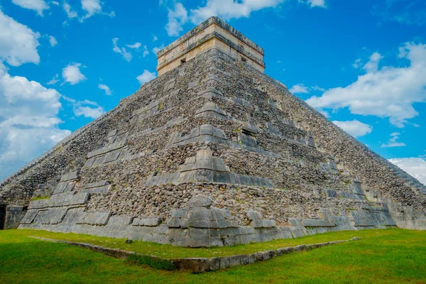 CHICHEN ITZA, MEXICO - NOVEMBER 12, 2017: Beautiful view of Chichen Itza, one of the most visited archaeological sites in Mexico. About 1.2 million tourists visit the ruins every year — Stock Photo, Image