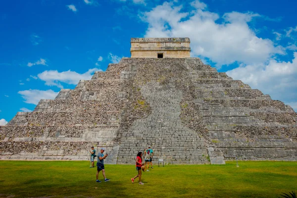 CHICHEN ITZA, MEXICO - NOVEMBER 12, 2017: Unidentified people taking pictures of Chichen Itza, one of the most visited archaeological sites in Mexico. About 1.2 million tourists visit the ruins every — Stock Photo, Image