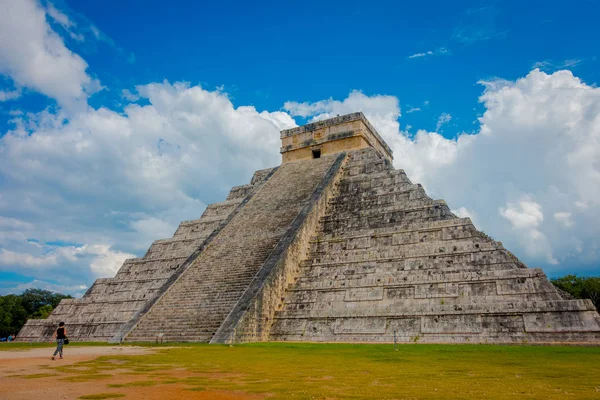 CHICHEN ITZA, MEXICO - NOVEMBER 12, 2017: Beautiful view of Chichen Itza, one of the most visited archaeological sites in Mexico. About 1.2 million tourists visit the ruins every year — Stock Photo, Image