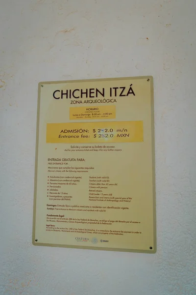 Chichen Itza, Mexiko - 12 November 2017: Informativ tecken på entréavgiften ligger på inomhus av en byggnad på Ange Chichen Itza ruiner ligger i Mexiko — Stockfoto