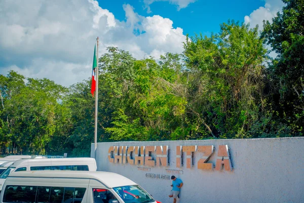 CHICHEN ITZA, MÉXICO - 12 DE NOVIEMBRE DE 2017: Vista exterior de chichén itza palabras enormes en una pared al aire libre en el entrar de las ruinas de Chichén Itzá ubicadas en México entrar — Foto de Stock