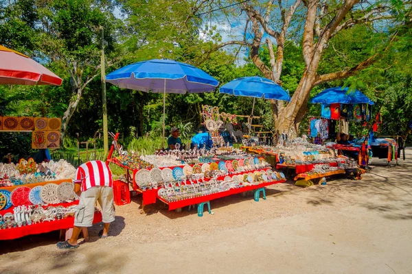 CHICHEN ITZA, MEXICO - NOVEMBER 12, 2017: Unidentified people buying beautiful and colorful handicrafts, in chichen itza one of the most visited archaeological sites in Mexico. About 1.2 million — Stock Photo, Image