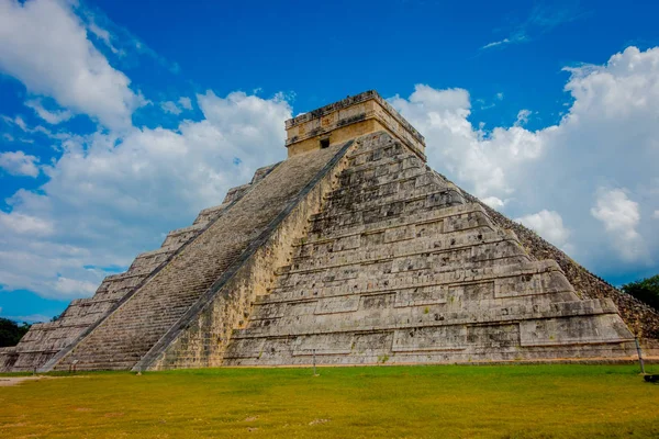 КИШЕН-ИЦА, МЕХИКО - 12 ноября 2017 года: Вид на Чичен-Ицха, один из самых посещаемых археологических объектов в Мексике. Около 1,2 миллиона туристов посещают руины каждый год Стоковое Фото
