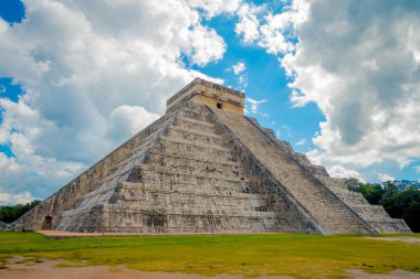 Chichen Itza, Meksika - 12 Kasım 2017: Chichen Itza güzel bulutlu görünümünü, en arkeolojik Meksika ziyaret etti. Yaklaşık 1.2 milyon turist kalıntıları her yıl ziyaret