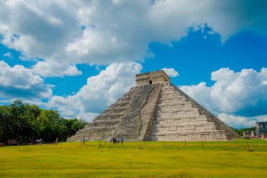 Chichen Itza, Meksika - 12 Kasım 2017: tanımlanamayan turist Chichen Itza yürüyüş, dünyanın yeni 7 harikası milyon-in insanlar oy için dünya çapında tarih 15 Ağustos 2012 yılında teşekkür bir