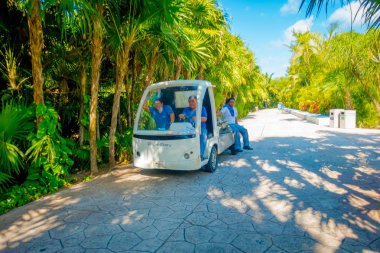 Playa Del Carmen, Meksika - 12 Kasım 2017: Kimliği belirsiz kişi playacar mahalle, Playa del Carmen, Meksika küçük bir araçta