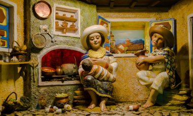 Quito, Ekvator, 31 Ocak 2018: Bebek kucağında Quito şehir San Francis Kilisesi içinde yer alan tipik kulübe içinde yerli bir kadınla bir kil rakamlar kapat