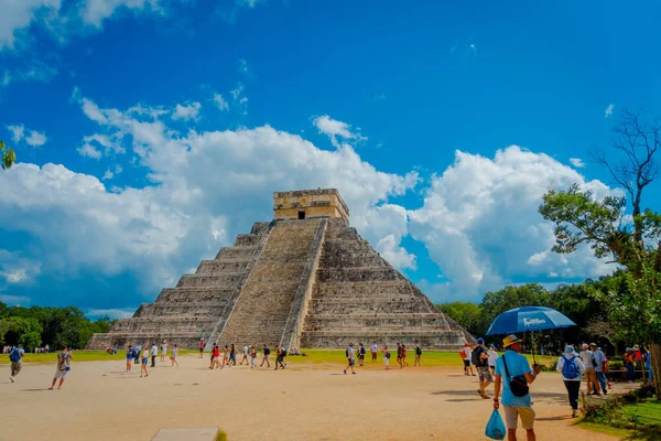 Chichén Itzá, Mexiko - 12 listopadu 2017: Neznámí lidé těší a fotografování Chichen Itza scupture, jeden z nejvíce navštívil archeologických nalezišť v Mexiku. Asi 1,2 milionu turistů — Stock fotografie