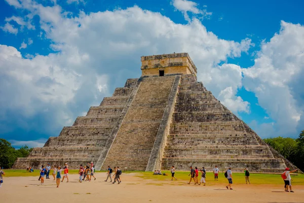 Τσίτσεν Ίτζα, Μεξικό - 12 Νοεμβρίου 2017: Αγνώστων ατόμων απολαμβάνοντας και λήψη φωτογραφιών από το Chichen Itza scupture, ένα από τα πιο επισκέφθηκε αρχαιολογικές τοποθεσίες στο Μεξικό. Περίπου 1,2 εκατομμύρια τουρίστες — Φωτογραφία Αρχείου