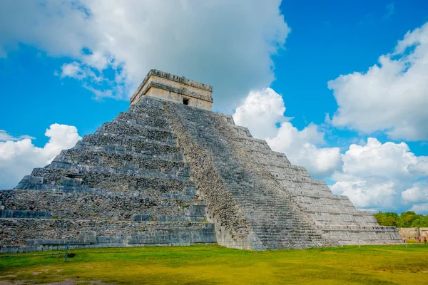 CHICHEN ITZA, MÉXICO - 12 DE NOVIEMBRE DE 2017: Pasos de la famosa pirámide de Chichén Itzá, en la península de Yucatán, en México, con un hermoso dar con cielo azul y algunos ecosistemas — Foto de Stock